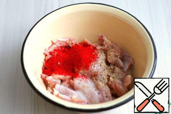 Cut the thigh fillet and chicken leg fillet into large pieces. Add sweet paprika (2 tablespoons) to the bowl with chicken fillet, add ground white pepper and salt to taste. Next, add the hot red pepper cut into small pieces, very little (to taste), add 2 tablespoons of vegetable oil. Massage the fillet pieces, evenly distributing the spices. Leave for 10-15 minutes.