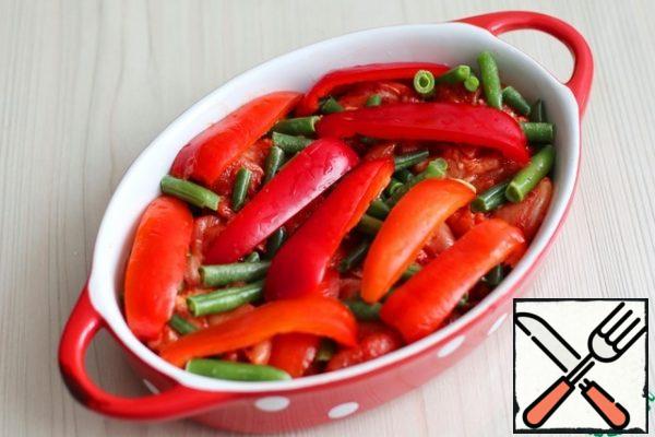 Add 1 tablespoon of vegetable oil to the baking dish, then add the chicken fillet pieces, put the washed string beans (2/3 Cup) on top, add the bell pepper on top.
Send the form to the oven preheated to 170-180C. Bake until tender. During baking, pour the juice formed during baking on top of the structure 1-2 times.