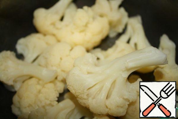 Boil the cabbage in salted water for about 3 minutes after boiling.
Transfer to a colander and cover with cold water.
The tomatoes in the original recipe need cherry, but I only had large ones, so I just cut them into small pieces.