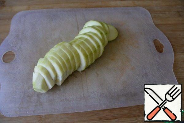 Take the zucchini, remove the peel if necessary, cut into rings about 1 cm thick.