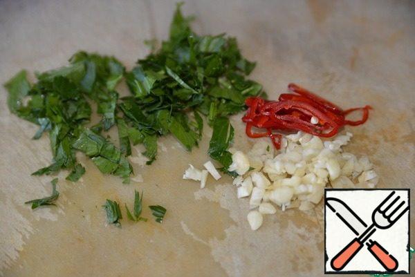 We clean the greens, peppers and garlic, wash.  Finely chop the garlic and celery, chop the hot pepper into thin rings.