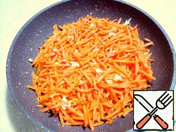 Heat a frying pan with olive and butter,
put grated carrots and crushed garlic - fry all together for two to three minutes.
Remove from the pan onto a plate.