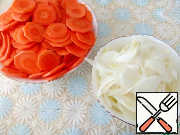 Chop or grate carrots into thin rings.  Cut the onion into half rings.  Chop the garlic.