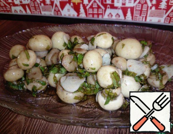 1. wash the Mushrooms and put them in a sieve, pour water into the pan so that the sieve with mushrooms does not touch the water, put it on the fire and cook the mushrooms for a couple from the moment of boiling for 15-20 minutes.
2. Prepare the marinade. Finely chop the parsley and cut the garlic into thin slices. In a bowl, mix the vegetable oil, lemon and lime juice, parsley, salt, and pepper until the salt dissolves.
3. as soon as the mushrooms are cooked, put them hot in the marinade, mix, leave to cool at room temperature, and then put them in the refrigerator.
After cooling, the mushrooms can already be served to the table.
