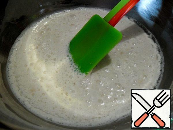 In warm water, dilute the yeast until dissolved, add kefir at room temperature and a pinch of sugar, and mix. Leave until bubbles appear all over the surface (20-30 minutes).
