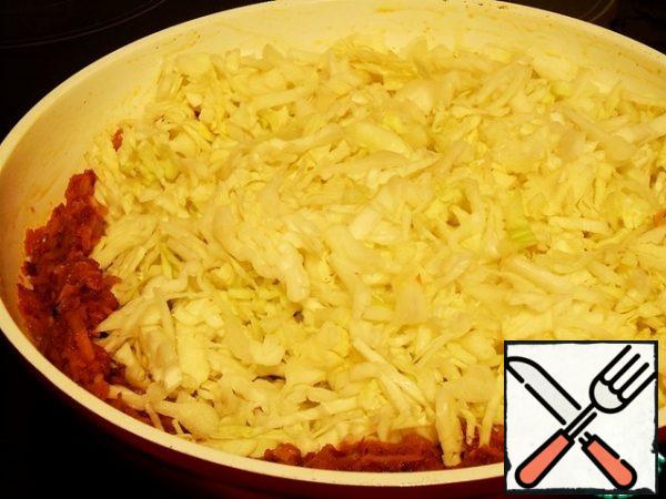 Move the roast to the edge of the pan, lay out the chopped cabbage, stirring, lightly fry over high heat, without covering the lid. Then cover, reduce the heat to low and simmer until the cabbage is ready, adding a little water. If the cabbage is juicy-water may not be needed, because I have young cabbage, it is juicy and very quickly prepared, I did not add water and stewed for 10 minutes.