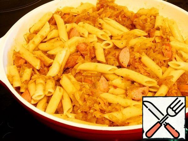 Now add the prepared pasta to the vegetable mixture, mix well, cover the dishes with a lid, heat over medium heat for 3-4 minutes, remove from the heat,