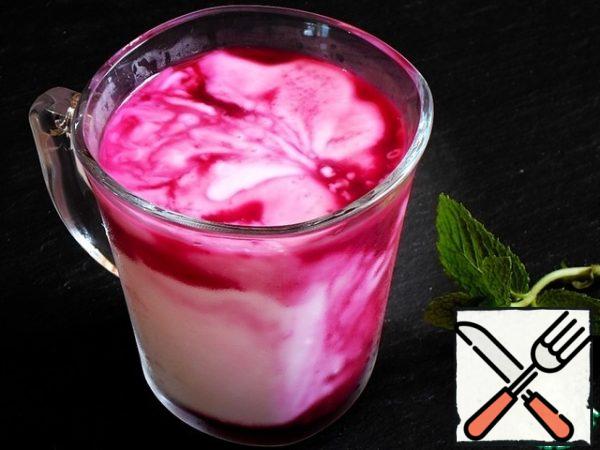 Pour well-cooled kefir into a deep glass. Add beet juice to it.