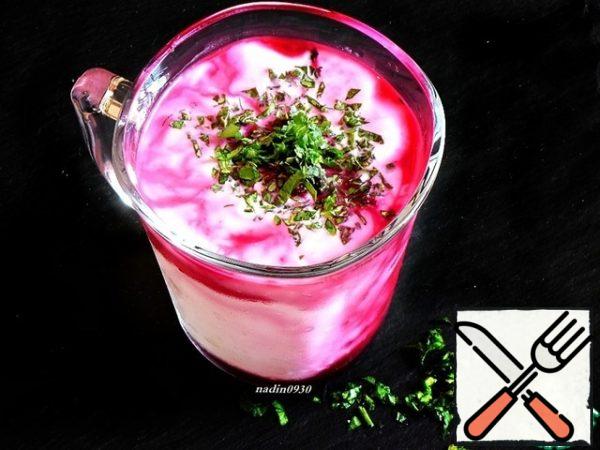 pour into the kefir-beet mixture, mix the contents, literally in two or three circular movements.