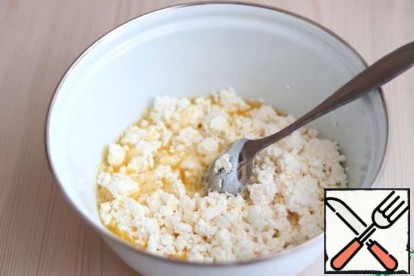 Put cottage cheese (400 gr) in a bowl.
Melt the butter (150 g), cool it and add it to the curd.
Then add vanilla sugar (1 pack),
add baking powder (1 pack.)