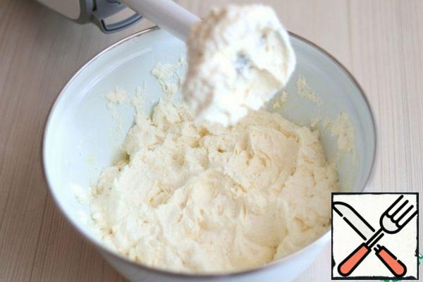 Using a blender leg, puree the curd mass into a homogeneous, smooth mass.
