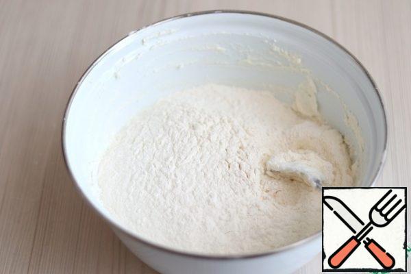 Then add the total amount of flour (250 gr)
I would like to draw your attention to the fact that you may need a little more flour. When kneading, you should get a soft, easy-to-use dough.