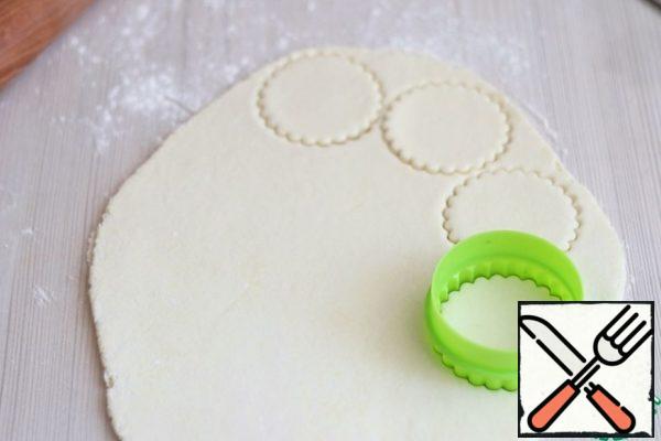 Place the dough in the refrigerator for 30-40 minutes.
Then roll out the dough into a layer 0.5-0.7 cm thick. Use a cookie cutter to cut out the circles.