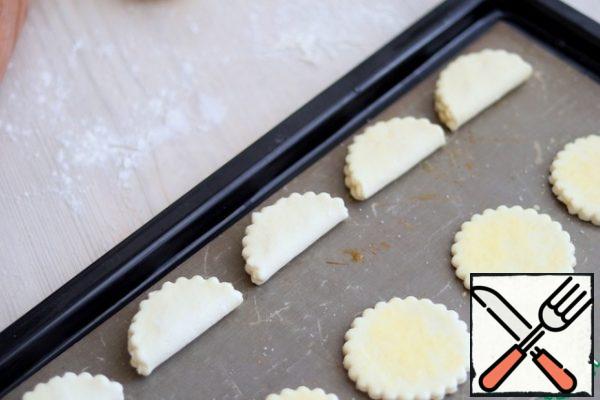 Egg (1 PC.) beat, grease the surface of each cookie and sprinkle with sugar, roll in half. Then re-lubricate with beaten egg.