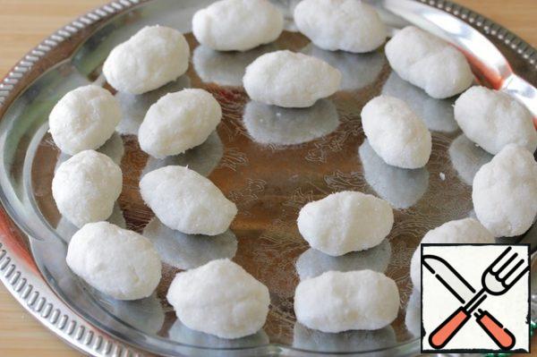 Formed into small candies are round or oval.
Do not try to make perfectly smooth and even candies, they should resemble potato tubers, so irregularities are very appropriate here.