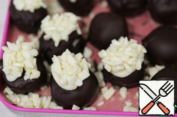 If you want, you can decorate the candy. Some of us just wear a white chocolate cap sprinkled with white chocolate chips.
Put the candy in the refrigerator to freeze the chocolate.

I think that you can simplify the cooking process if you spread the truffle mass on the molds for sweets, let them get stronger in the refrigerator, and then glaze – completely or only the tops. But this is still only an idea.

