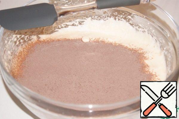 In 4 steps, add the flour to the egg mixture, stirring each time with a spatula by folding, from the bottom up and in a circle.
See, the flour mixture is kept on the egg, so the eggs are beaten well!