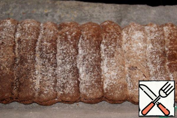 Bake in a preheated 170"C oven for 20-25 minutes. Focus on your oven.
Cool the sponge cake. Do not divide into sticks, it should be a whole ribbon.