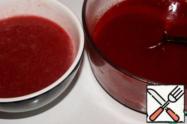 From strawberries to prepare a puree and RUB it through a sieve from the seeds.
Set aside 10 tablespoons of puree in a separate container and heat well, (if desired, add sugar) and dissolve the swollen gelatin in it.