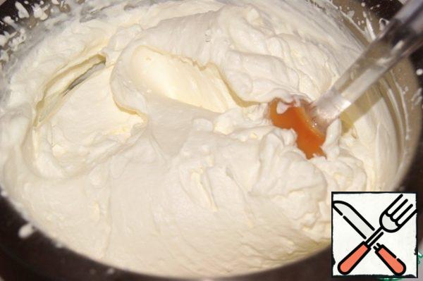 Whisk the cream until creamy. Enter the powdered sugar at the end of whipping.
Mix the strawberry puree, adding lemon juice, if it is thickened, then beat it with a mixer at low speed.