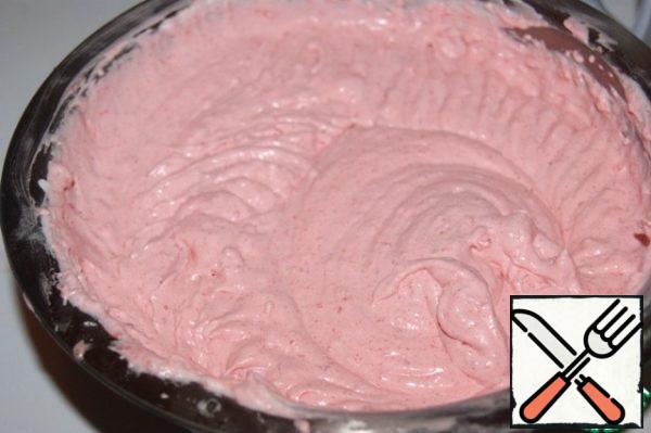 In several steps, add the strawberry puree to the cream, stirring each time from the bottom up and in a circle. At the very end, lightly beat with a mixer at 1 speed.
Fill the sponge basket with mousse, lightly hit the form a couple of times on the table, so that there are no voids. Send to the refrigerator for 7 hours until completely solidified.