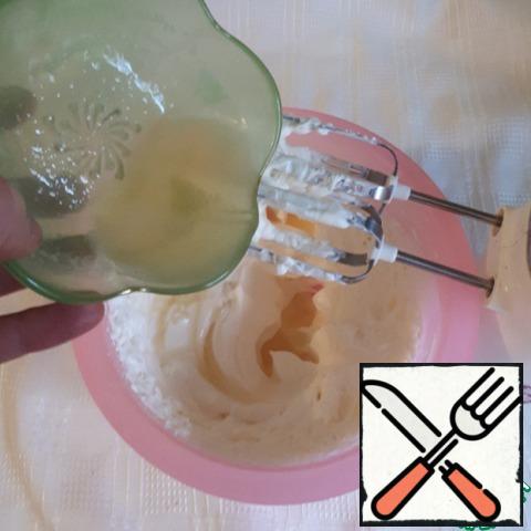 Pour in the dissolved gelatin, mix the mass thoroughly.