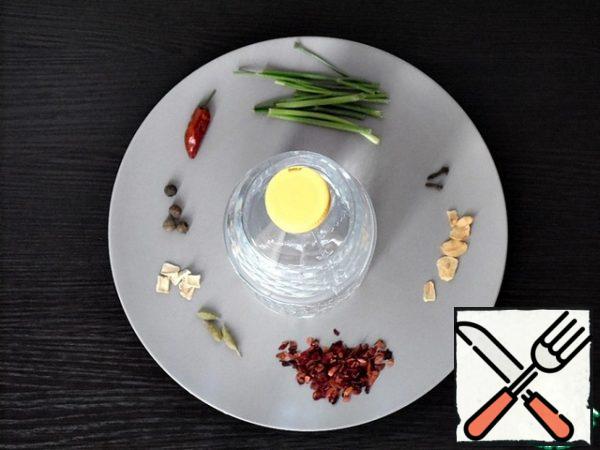 Measure the desired amount of table vinegar 6%. Spices-spices are better to take dry, they do not have excess moisture.