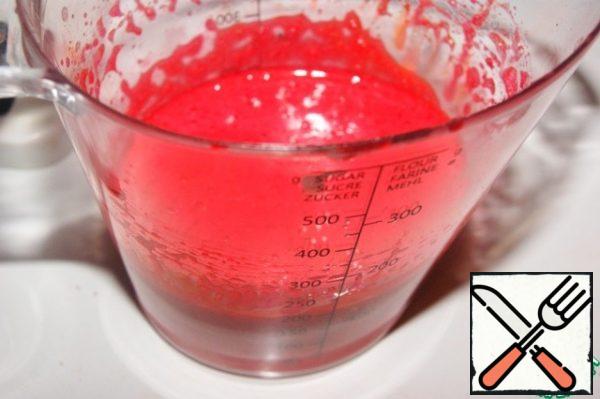 Decoration.
You can just decorate the cake with fresh strawberries and not "bother" (I don't like this word). But it's more interesting to prepare the decor yourself, which I did.
Strawberry candies:
Sponge cake:
2 eggs beat with 60 g of glucose and 25 sugar to a stable foam. Add the red dye and beat lightly again.