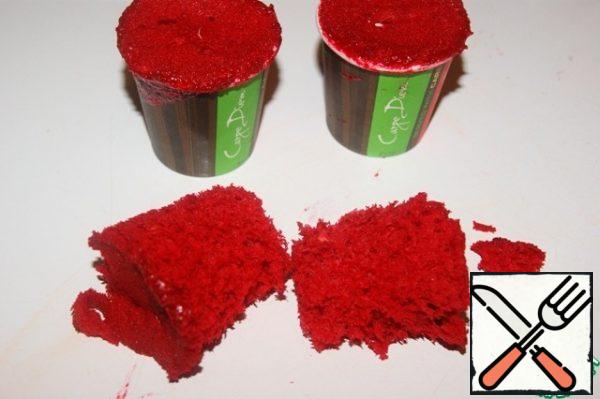 Allow the sponge cake to cool completely and release from the looms (cut on one side and the bottom), punch a blender into the crumbs.