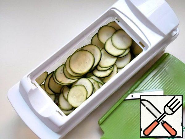 Dry zucchini with a towel and cut into thin rings - 1-2 mm.