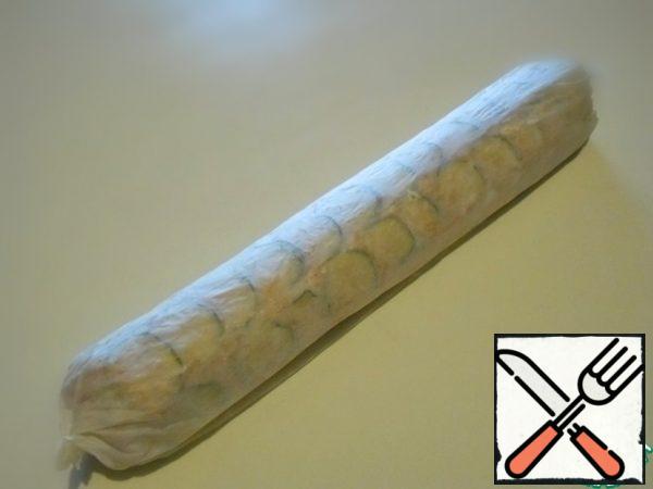 tightly into the roll, trying to make it as tight as possible. The edges of the paper are tightly wrapped as "candy". If it is not tight enough, the roll will not hold its shape well when slicing.
Safely wrapped roll in a food bag and put in the refrigerator for 3-4 hours or overnight.