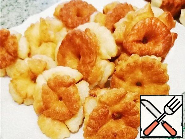 When the dough is browned from the bottom, turn it over and fry the other side.
Ready-made crumpets spread on a paper towel to remove excess oil.
In the same way, I bake "firewood" from a steep unleavened dough, resulting in thin flowers with crispy petals, delicious!