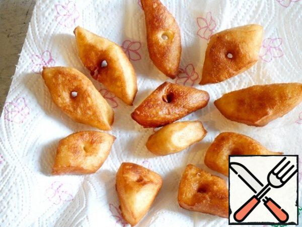 From the remains of the dough, you can cut lozenges and also strung on a stick, fry.
The number of crumpets will depend on the thickness of the rolled dough and the size of the forms. I have three die-cuts with a diameter of 7 cm, 6 cm and 4.7 cm, they are in the photo. Ready-made crumpets in three tiers, height from 4.5 to 6 cm, it turned out 14 pieces, in two tiers ( diameter 6 cm and 4.7 cm) there were 6 pieces, and the lozenges from the last roll are the remains - they are on a plate, separate photo. If the forms are larger or smaller, the number will be different. The two-tiered ones, as soon as they cooled down, I froze them in a quick freeze. When then defrosted naturally and heated in a mikrushke under the hood, literally 3-4 seconds, they were like freshly baked.