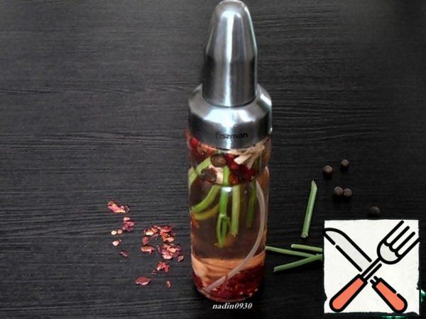 Pour the vinegar into a glass dish. I will insist immediately in a bottle for cooking liquids, so all the ingredients are not crushed, so they do not clog the sprayer. In addition, the longer this tincture is, the more fragrant it becomes over time. If you decide to grind everything, then you can strain it and then store it in a glass container.
First, add salt and sugar and shake to dissolve them.
Then add the rest.
After about an hour, you will see that the liquid is slightly reduced-absorbed into the dry ingredients. Add the vinegar to the top of the container and leave it in a dark place at room temperature. Shake occasionally.
