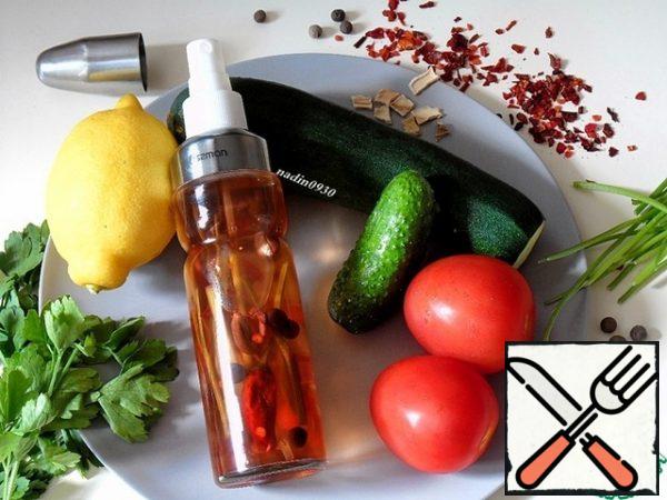 After three days, vinegar can already be used for refueling dishes.
This tincture is well stored in the refrigerator for several months without losing its spicy flavor. Since the vinegar is already with salt and sugar, a small amount of salad can only be seasoned with tincture and vegetable oil. It turns out very tasty and spicy.