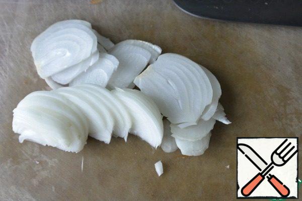 Clean the onion, cut it into half rings, if large, then strips.
