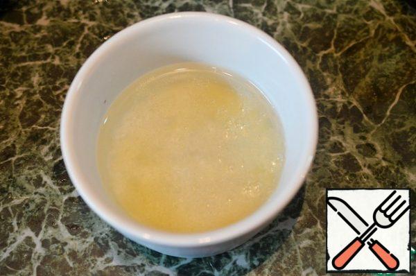 Dissolve 1 teaspoon of gelatin in a warm broth (100 ml), then RUB through a sieve so that no gelatin grains remain.