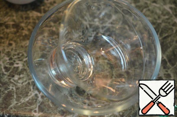 Dishes in which you will cook aspic, put a little on the side.