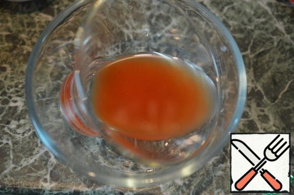 Pour in the tomato mass and send it to the refrigerator until completely solidified.