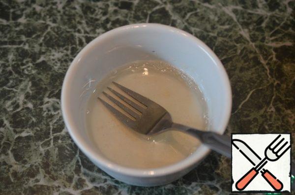 In 100 ml of warm broth, dissolve 1 teaspoon of gelatin.
