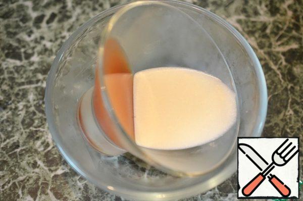 Turn the dishes on the other side, pour the mayonnaise mass and put it back in the refrigerator until it hardens.