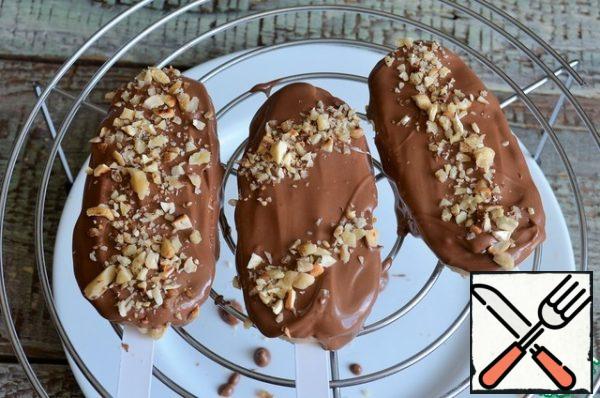 Melt the chocolate, mix with the vegetable oil and
cover the cakes with chocolate and sprinkle with chopped nuts.