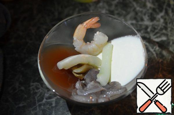 Dissolve the remaining gelatin in the remaining broth. Defrost the seafood, they are already cooked, so just spread them on top and pour the broth. 