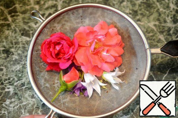 The petals of many flowers are edible: you can take rose petals and buds, Linden flowers, marigolds, violets, calendula. Wash the flowers. Small buds can be left intact.