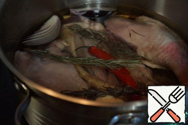 Pour all the oil so that it covers the bird completely. If the volume specified in the recipe is not enough (there are different legs), add more.