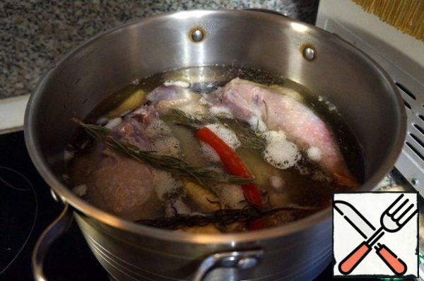 Bring to a boil, then reduce the heat to medium or even less and simmer the bird for three hours. You can cover it with a lid, but you can not do this: oil is not water, it will not boil.