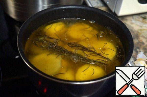 Put in a saucepan, add rosemary, salt, pour oil, bring to a boil, turn down the heat and cook for 20 minutes.