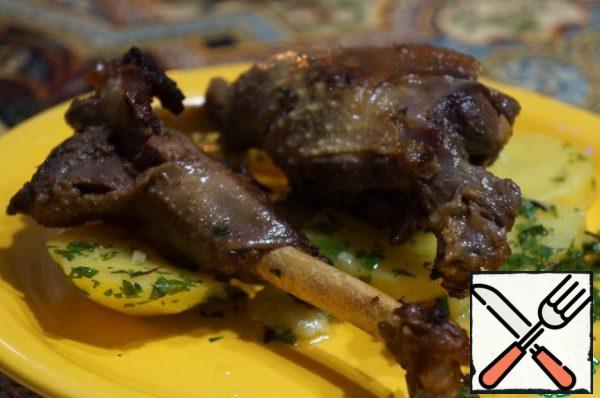 On dish put the potatoes sarladais next to or on top of legs and wings.
Bon Appetit!