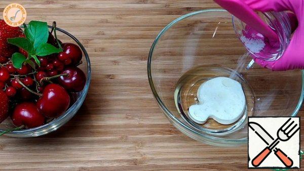 Pour the milk into the vegetable oil and add salt.