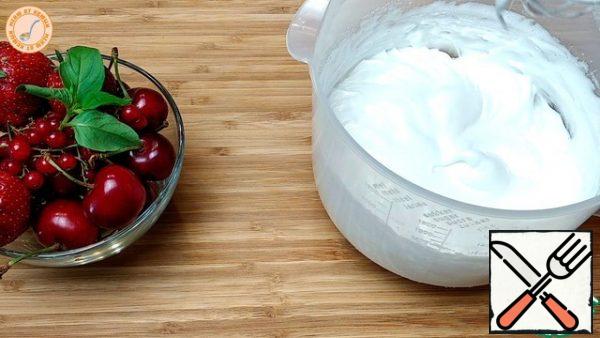 Whisk the whites with sugar and vanilla sugar.